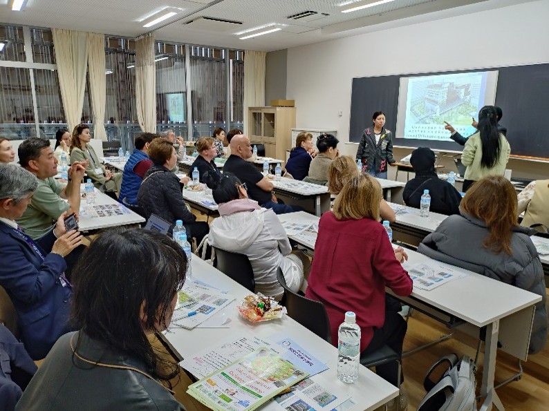 Shibahama Elementary School  Onsite cultural exchange with Kazakhstani teachers