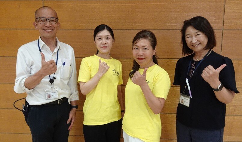 右から実松校長先生、KAYACSANKOの講師の皆様、細川副校長先生の写真