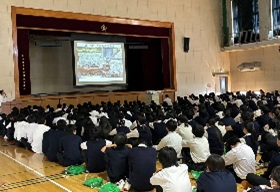 ギリシャ大使館による学校訪問の写真