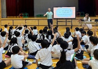 ドイツ大使館による学校訪問の写真