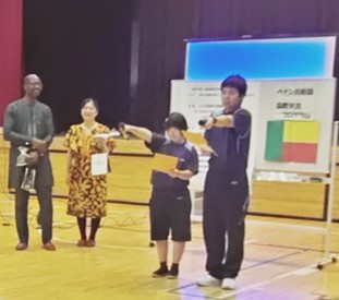 ベナン共和国大使館による学校訪問の写真