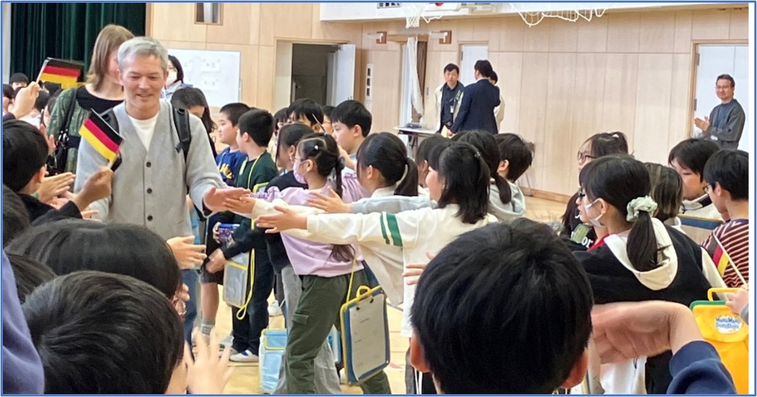 ドイツ大使館による学校訪問の写真