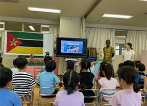 モザンビーク共和国大使館による学校訪問の写真