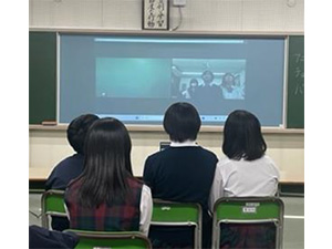 韓国の学校とのビデオチャット交流の写真
