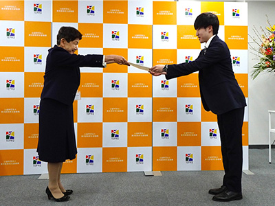 坂東理事長から感謝状を贈呈の写真